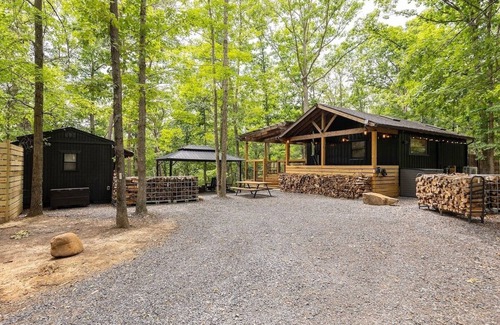 Springfield Cabin | Milam Ridge: Modern Cabin Escape. Hot Tub, Covered Deck, Fire Pit