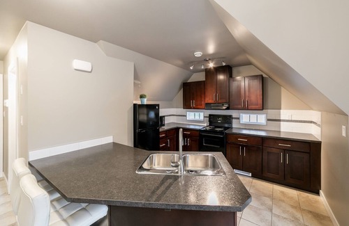 Edmonton House | MILL CREEK RAVINE - PRIVATE & QUIET - TRAILS & PARKS - RUNNERS & SKIERS