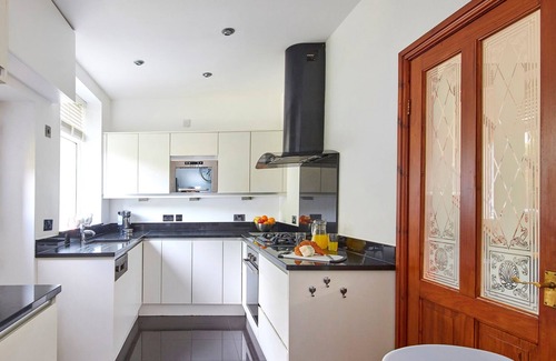 Oldham Cottage | MILLIE'S COTTAGE, pet friendly, with a garden in Greenfield