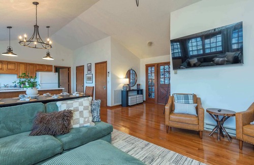 Wolf Laurel House | Min to Hatley~Mountain Views~Hot Tub~Game Room!