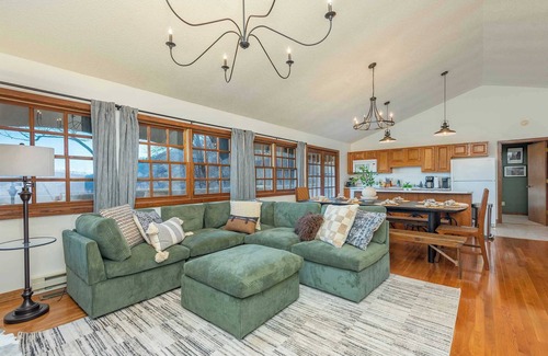 Wolf Laurel House | Min to Hatley~Mountain Views~Hot Tub~Game Room!