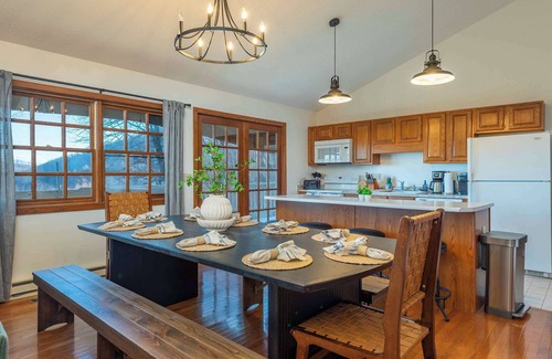 Wolf Laurel House | Min to Hatley~Mountain Views~Hot Tub~Game Room!