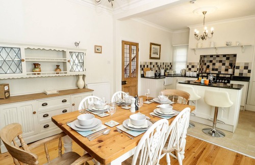 Colwyn Bay Cottage | MIN Y DON, family friendly, with open fire in Conwy