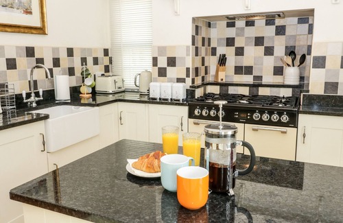 Colwyn Bay Cottage | MIN Y DON, family friendly, with open fire in Conwy