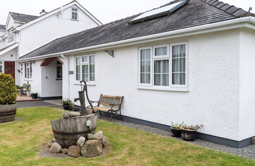 Dulas Cottage | Minffordd Cottage, Moelfre - sleeps 4 guests in 2 bedrooms