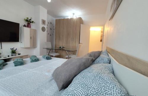 Camas Bed & Breakfast | Mini Estudio LOVELY SEVILLA con baño compartido