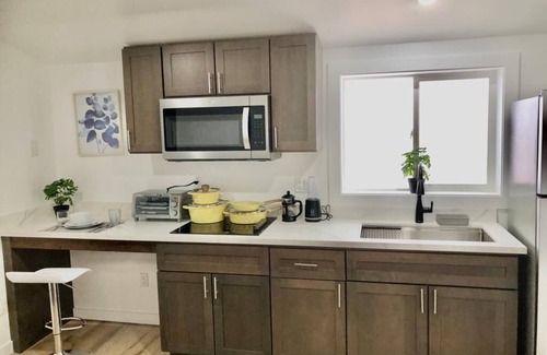 Ashland House | Minimalist Living 1BR In-Law AC Unit with Private Washer & Dryer