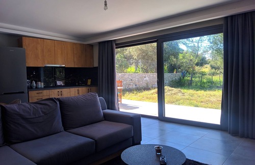 Pantokratoras House | Μinimalist quiet house! 5 minutes to the beach.