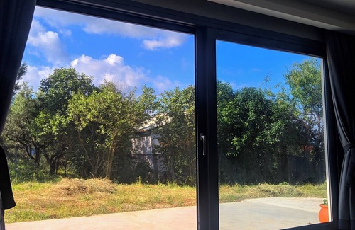 Pantokratoras House | Μinimalist quiet house! 5 minutes to the beach.