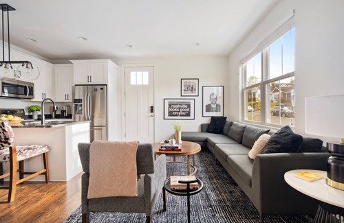 Chestnut Hill House | Mins to Broad | 2 3BR Homes + Bunk | Hart Suites