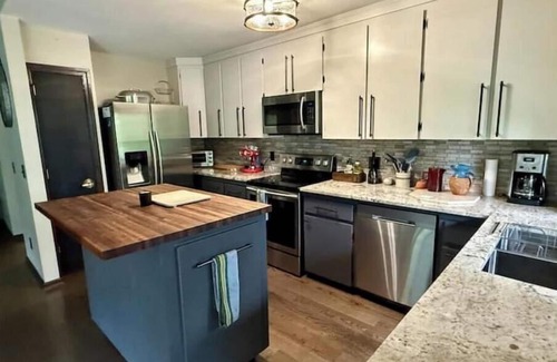 Laurel Park Cabin | Mins to HendersonvilleDeck ViewsGrillFireplace