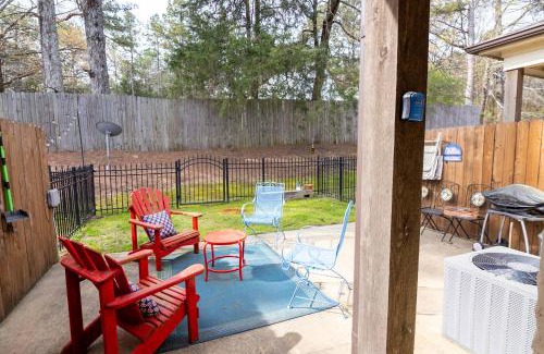 Oxford House | Mins to Ole Miss Private Yard Communal Pool Grill