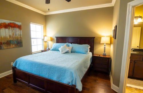 Oxford House | Mins to Ole Miss Private Yard Communal Pool Grill