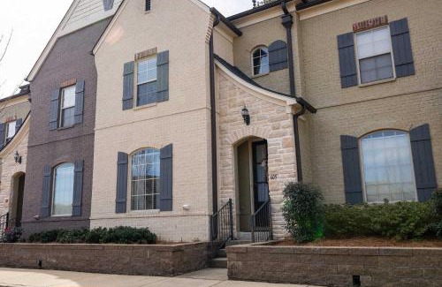 Oxford House | Mins to Ole Miss Private Yard Communal Pool Grill