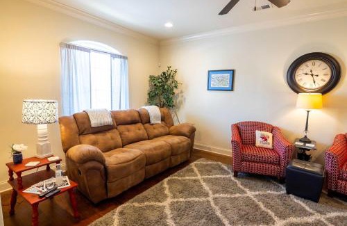 Oxford House | Mins to Ole Miss Private Yard Communal Pool Grill