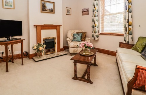 Wimborne Cottage | MINSTER COTTAGE, pet friendly, with open fire in Wimborne Minster