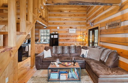 Logan Cabin | Minutes from Caves, Cozy Cabin on 5 Acres