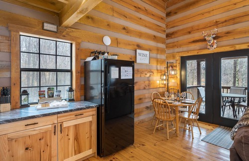 Logan Cabin | Minutes from Caves, Cozy Cabin on 5 Acres