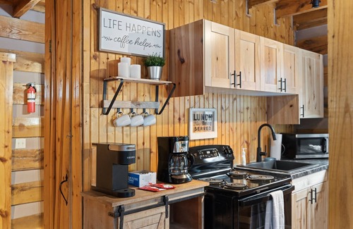 Logan Cabin | Minutes from Caves, Cozy Cabin on 5 Acres