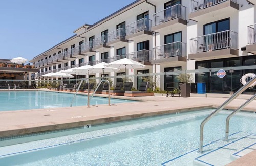 Inglewood House | Minutes from LAX: Room with All Modern Amenities | Outdoor Pool