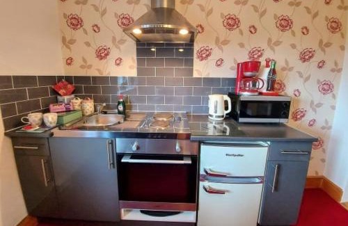 Raymonds Hill Apartment | Minutes from Lyme Regis Self-Catering Suite with Stunning Countryside Views & Double Bath