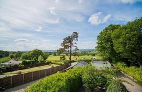 Raymonds Hill Apartment | Minutes from Lyme Regis Self-Catering Suite with Stunning Countryside Views & Double Bath