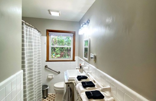Apex House | Minutes to historical Apex, family friendly home.