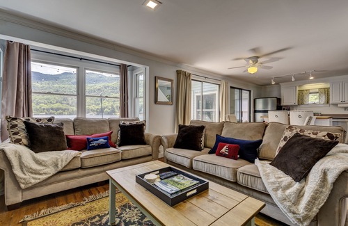Newbury House | Minutes to skiing at Mt. Sunapee, enjoy mountain views over Lake Sunapee