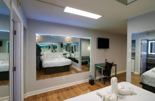 Henderson Hotel | Mirror Suite Smoking King Bed at Envi Boutique Hotel