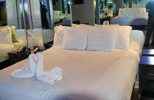 Henderson Hotel | Mirror Suite Smoking King Bed at Envi Boutique Hotel