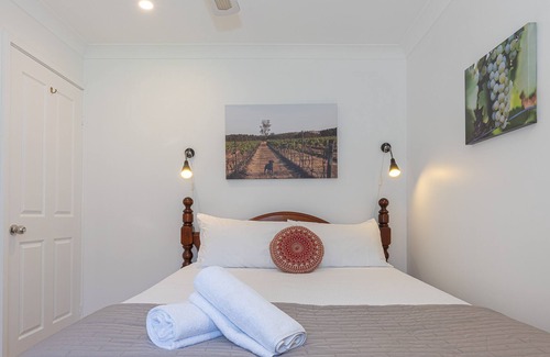 Pokolbin Cottage | Misty Glen Cottage Hunter Valley - Free bottle of wine!