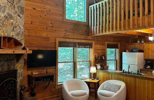 Cherry Log Cabin | Misty Lake Getaway - Hot Tub/Dog Friendly/EV Charger