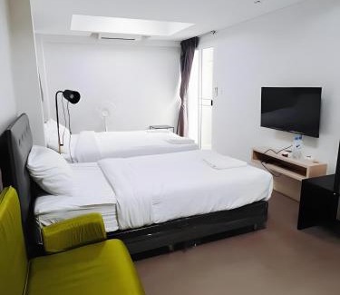 Wang Burapha Phirom Apartment | Mitr Inn The Grand Palace Bangkok - Mrt Samyot Station