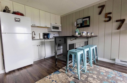 Snowshoe Condo | ML 128: Powder Perfect | Cozy Nights + Easy Ballhooter Access