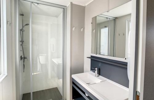 Jullouville House | Mobil-home Grand Confort à Jullouville, plage à 200m, piscine chauffée, 6 pers., 3 ch., terrasse - FR-1-361A-5