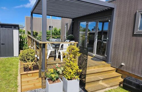 Jullouville-les-Pins House | Mobil-home luxueux à Jullouville, 200m plage, piscine chauffée, pour 6 personnes - FR-1-361A-73