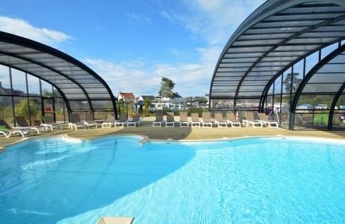 Jullouville-les-Pins House | Mobil-home tout confort près de la plage avec piscine chauffée, 3 chambres, terrasse et parking - FR-1-361A-74