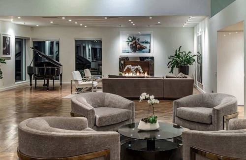 The Bird Streets Villa | Mockingbird Place