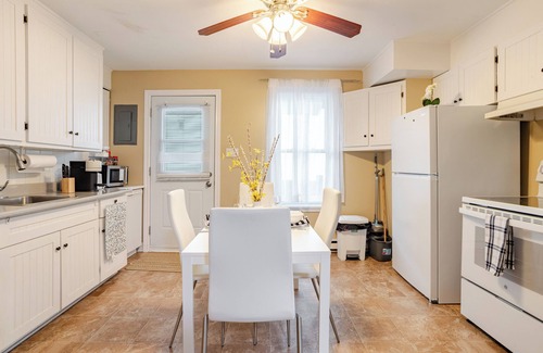 Saint-Edmond Apartment | Modern 3-bedroom apartment with spa & jacuzzi, free parking & beautiful view