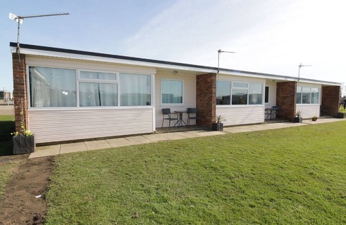 Great Yarmouth Ski Chalet | Modern Superior Chalet 5 min stroll Scratby Beach - handy for the Broads