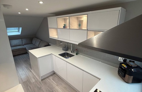 Walton-on-Thames Apartment | Modern 1-Bed Flat w/Garden|Pets & Families Welcome