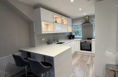 Walton-on-Thames Apartment | Modern 1-Bed Flat w/Garden|Pets & Families Welcome
