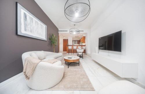 DIFC Apartment | Modern 1 Bed in Central Park Sleeps 2 with Pool