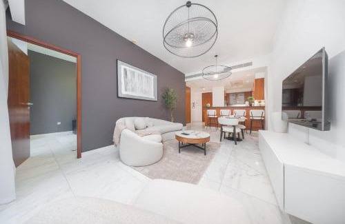 DIFC Apartment | Modern 1 Bed in Central Park Sleeps 2 with Pool