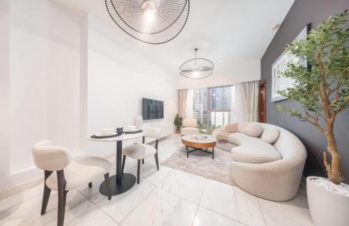DIFC Apartment | Modern 1 Bed in Central Park Sleeps 2 with Pool