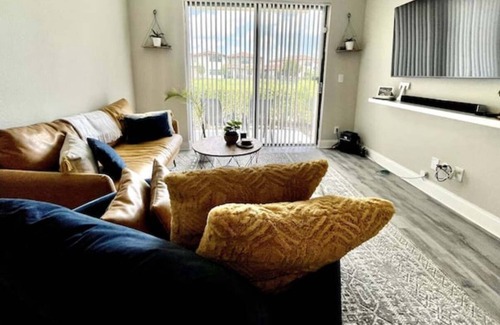 Pembroke Pines Apartment | *MODERN 1 BED / WALKOUT PATIO/ POOL & AMENITIES *