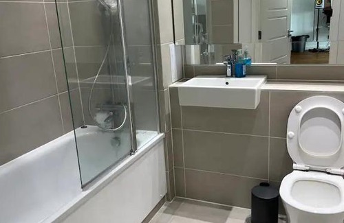 Newham Apartment | Modern 1 Bedroom apartment in Docklands (Gallions Reach)