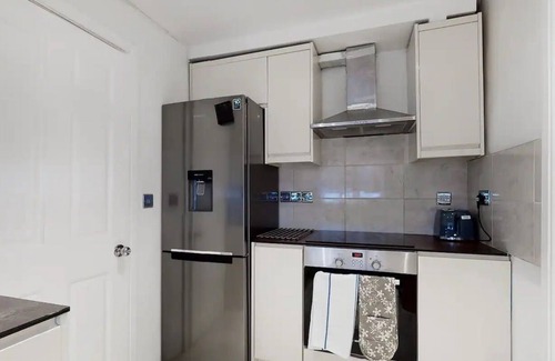 Friern Barnet Apartment | Modern 1 Bedroom Flat 3 Mins to Arnos Grove Tube