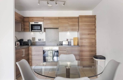 Dalston Apartment | Modern 1-Bedroom Flat with Balcony/Next to Station