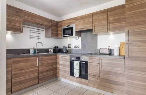 Dalston Apartment | Modern 1-Bedroom Flat with Balcony/Next to Station